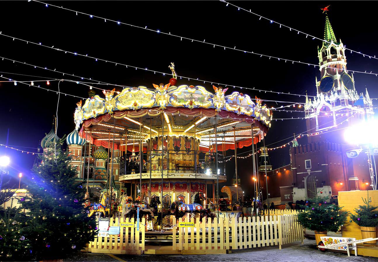 Аттракционы на Красной площади откроются 30 ноября Можно будет посетить Воздушный шар Мини джет 6 Мерри гоу раунд Цепочную карусель и Самолёт