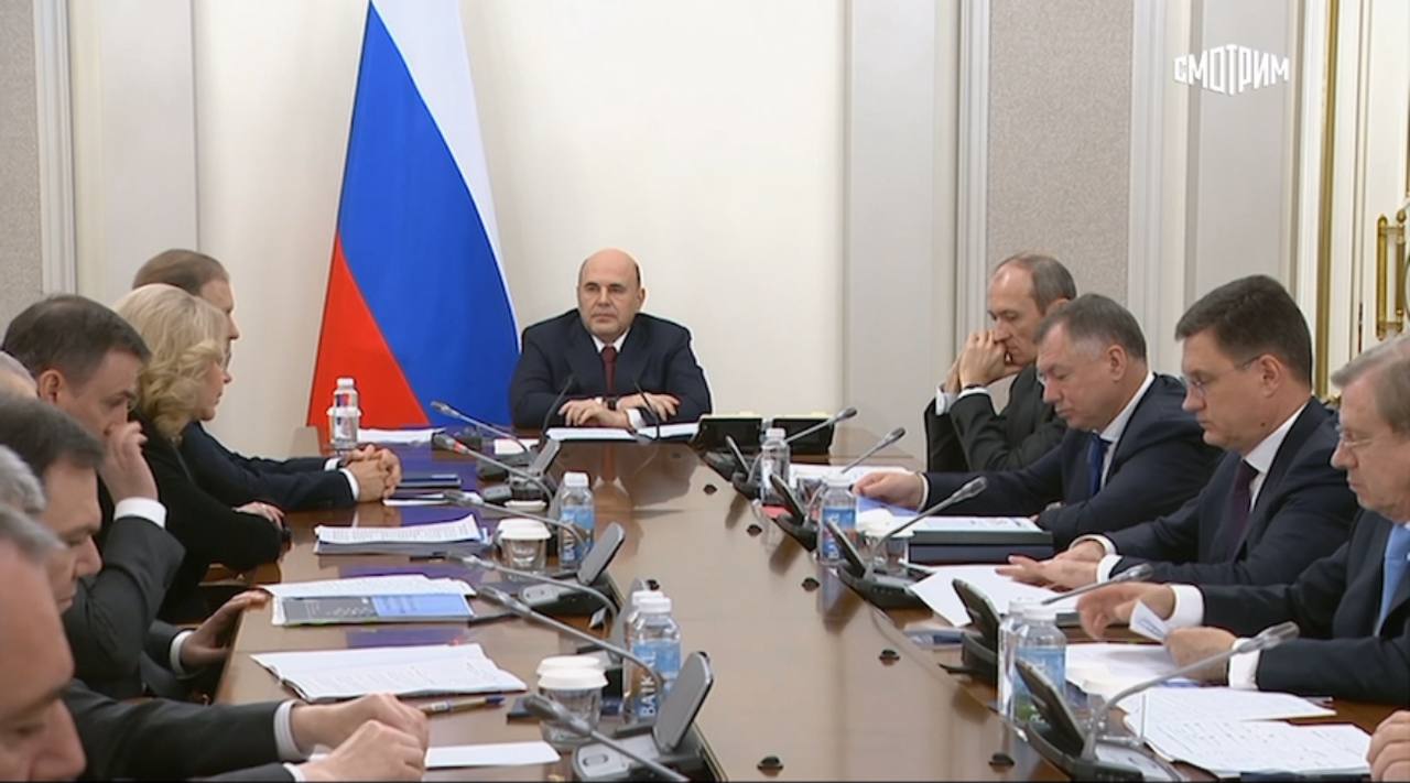 Михаил Мишустин провел совещание с вице премьерами Главное Правительству удалось сбалансировать бюджет это позволяет продолжить реализацию нацпроектов работу по достижению цели технологического развития и обеспечивать потребности ВС РФ Кабмин уже исполнил поручение президента не продлевать мораторий на штрафы для застройщиков Утверждённая концепция научно технологического развития транспортного комплекса на следующие 10 лет первый отраслевой документ который разработан во исполнение стратегии научно технологического развития России В стратегии интеллектуальные транспортные системы и технологии для различных сфер применения море земля воздух в том числе беспилотные и автономные системы определены приоритетными и признаны критическими технологиями для научно технологического развития Минтранс ведет подготовку плана мероприятий по реализации концепции он будет утвержден до конца первого квартала 2026 года
