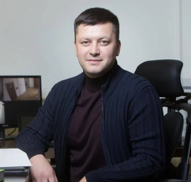 Арестованного мэра Уфы госпитализировали Ратмир Мавлиев жаловался на плохое самочувствие и на боли в сердце из за переживаний Его доставили в республиканскую клиническую больницу сообщил РИА Новости адвокат Ранее Мавлиева заключили под стражу но после апелляционной жалобы его отпустили под домашний арест   Розыгрыш сертификатов Вечерка в MAX
