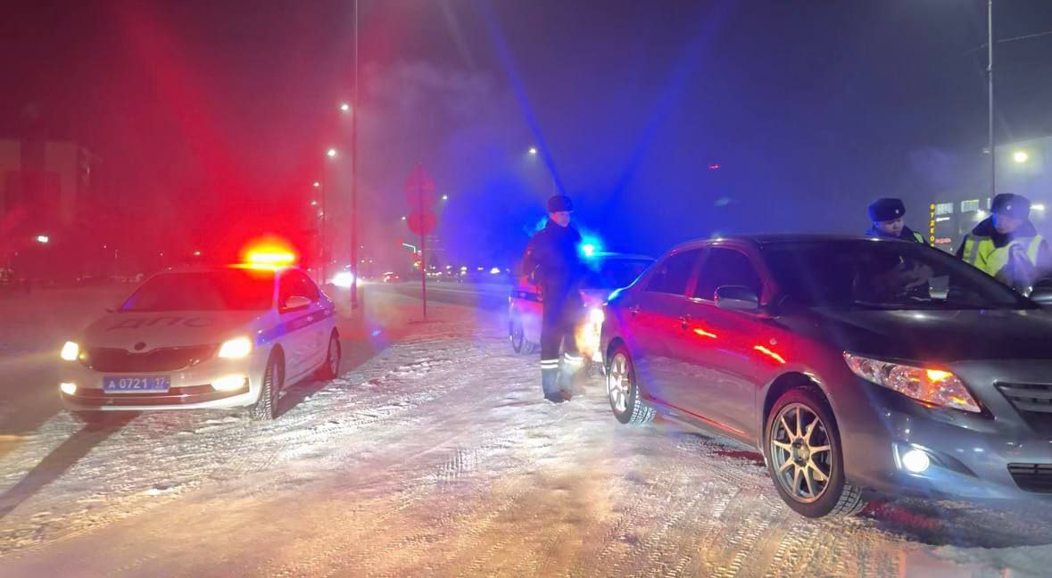 Дорожная ситуация в Туве за 7 января 2026 года Всего за сутки пресечено 210 нарушений ПДД   задержано 7 водителей в состоянии опьянения     в связи с повторностью нетрезвого вождения в действиях 1 усматриваются признаки преступления по ст 264 1 УК РФ     выявлено 26 лиц не получавших водительского удостоверения и лишенных права управления транспортом   В ОВД доставлено 3 лица На спецстоянки помещено 17 транспортных средств За минувшие сутки на дорогах республики зарегистрировано 8 ДТП 1 учетное   раненых нет   погибли 2   1   В Тес Хемском районе в 03 20 ч 07 01 2026 на 2 километре автодороги с Самагалтай Ак Чыраа в результате съезда с дороги с последующим наездом на препятствие дерево погиб водитель и пассажир автомобиля Лада 217230 в возрасте 61 года   ВАЖНО И НУЖНО Исключать опасные маневры на зимней дороге Соблюдать скорость и дистанцию управлять транспортом с учетом дорожных и метеорологических условий Пресекать бесправное и нетрезвое вождение Пристегиваться и фиксировать детей в детских удерживающих устройствах по весу и росту ребенка   дежурной группы ОР ДПС 8 39422 5 66 11 9 39 39 Управление Госавтоинспекции МВД по Республике Тыва