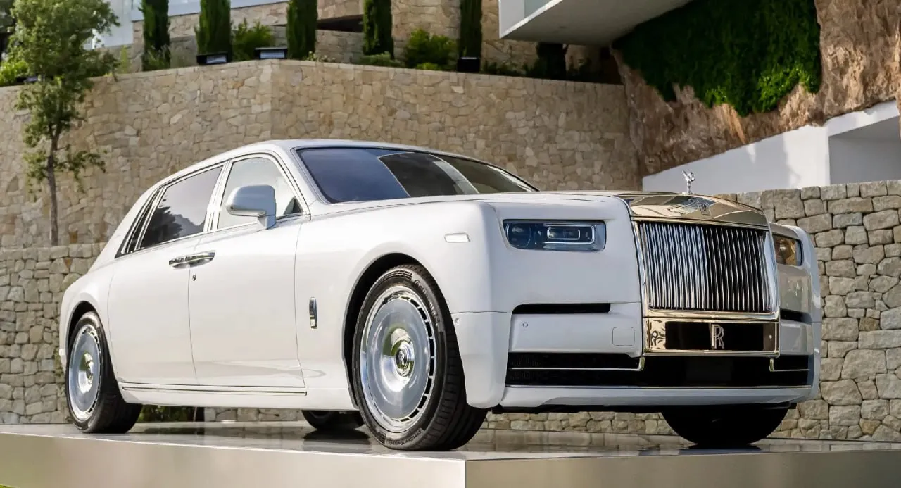 Рынок роскоши обновил максимум 225 Rolls Royce за 2025 год Пока экономика формально переживает непростые времена сегмент роскоши живёт по своим правилам За первые 3 месяца 2026 года в России поставили на учёт 42 новых Rolls Royce это даже на 5 больше чем год назад Чаще всего покупают внедорожник Cullinan таких уже 31 машина плюс 7 электрических Spectre Цены стартуют примерно от 30 млн и легко уходят за 100 млн с опциями Если посмотреть на динамику продаж  2011 год 63 шт 47  2012 год 66 шт 5  2013 год 75 шт 13  2014 год 118 шт 57  2015 год 143 шт 21  2016 год 110 шт 23  2017 год 85 шт 23  2018 год 96 шт 13  2019 год 192 шт 100  2020 год 199 шт 4  2021 год 261 шт 31  2022 год 104 шт 60  2023 год 87 шт 16  2024 год 152 шт 75  2025 год 225 шт 48  2026 3 мес 42 шт 5 На фоне разговоров о санкциях ограничениях и экономии это выглядит как отдельная реальность Причём налоги на роскошь и дополнительные сборы спрос не останавливают Честно и точка Мы ГОВОРИМ другие МОЛЧАТ