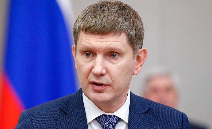 Максим Решетников пообещал 10 тыс. новых гостиничных номеров за 3 года. «В основе туристического роста – развитие инфраструктуры, поэтому в стране строятся новые дороги, аэропорты, развивается ж/д транспорт, наращиваем номерной фонд. За последние 2 года введено более 13 тыс. номеров, и в ближайшие 3 года мы еще 10 тыс. номеров планируем ввести», – подчеркнул глава Минэкономразвития. Министр напомнил, что в рамках национального проекта «Туризм и гостеприимство» к 2030 году планируется увеличить внутренний турпоток до 140 млн поездок. Подробнее на ТурДоме.