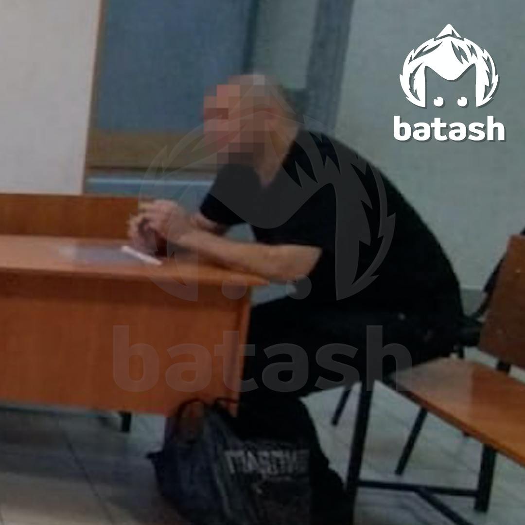 Пранкер сообщил о бомбе на рейсе "Победы" из Уфы в Москву. 52-летний Ринат ещё до взлёта сказал бортпроводнику, что в его рюкзаке лежит взрывчатка. Прикольчик никому не зашёл — пассажира тут же задержали. В суде оштрафовали на 400 тысяч.