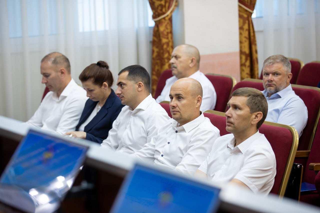 В Анапе назначили конкурс на выборы мэра  Он пройдет 5 декабря 2025 года. Документы от кандидатов начнут принимать 17 сентября 2025 года.  Также депутаты определили членов конкурсной комиссии. Отмечается, что в соответствии с законодательством комиссия состоит на 50% из лиц, назначенных городским Советом, и еще на 50% — из лиц, назначенных мэром.