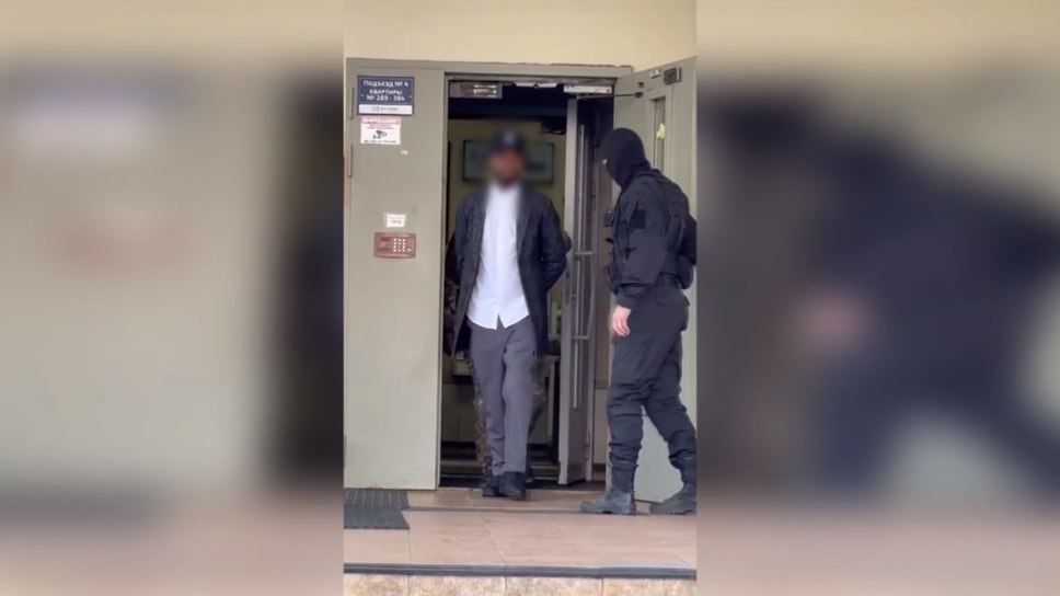 В Ярославской области возбуждено уголовное дело по факту организации незаконной миграции группой лиц. По данным ФСБ, подозреваемые обеспечивали фиктивное трудоустройство иностранцев с просроченными визами на агропредприятии региона. Подозреваемые задержаны, следствие продолжается. Максимальное наказание по статье — до 10 лет лишения свободы. «Установлено, что подозреваемые, действуя в составе группы лиц по предварительному сговору, организовали незаконное пребывание иностранных граждан с истекшими сроками виз на территории РФ путем их фиктивного трудоустройства на одном из агропредприятий Ярославской области» — сообщили в УФСБ. Фото: Пресс-служба УФСБ России по Ярославской области Еще больше новостей — в Telegram-канале «Ъ-Ярославль»