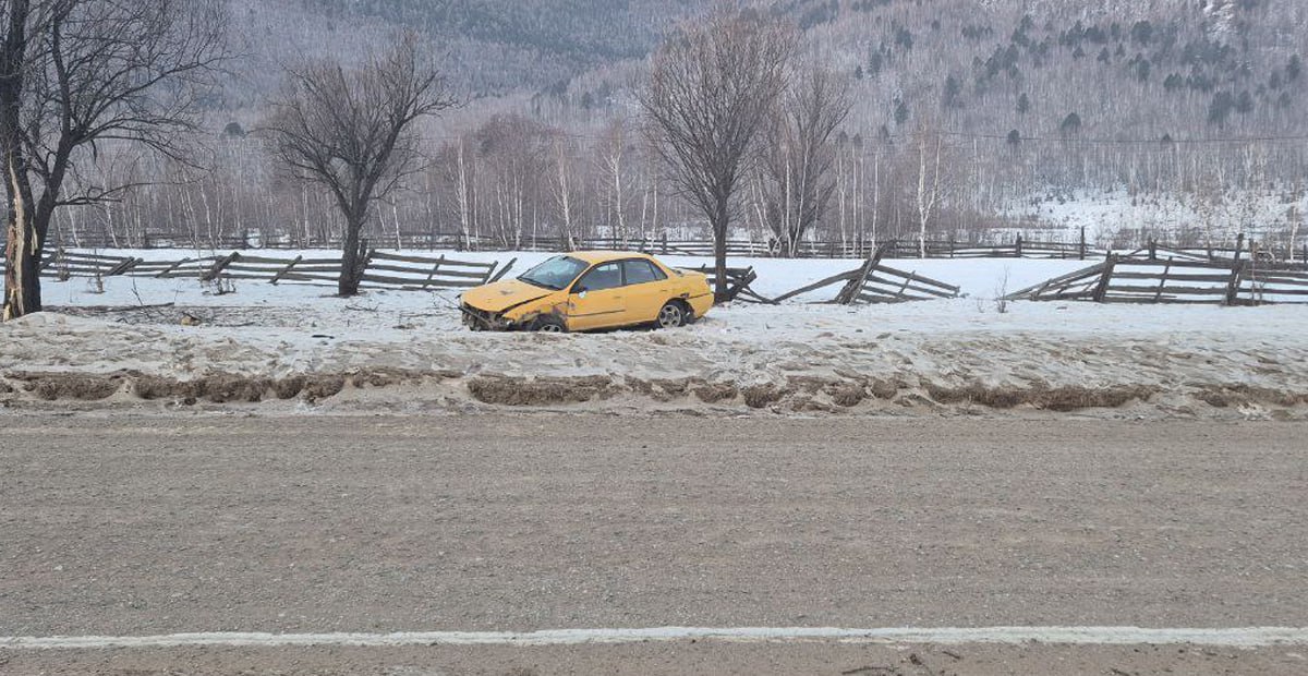 Пьяный водитель устроил ДТП в Закаменске.   18-летний парень управлял «Тойотой Карина», будучи пьяным и не имея при этом прав. Он не справился с управлением и влетел в дерево.   Травмы получила девушка-пассажирка