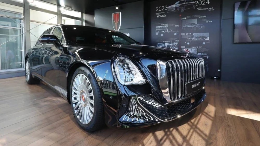 Полноразмерный седан класса люкс Hongqi L1 начали сертифицировать в России выяснили Китайские автомобили Его продажи планируют начать до конца 2025 года Hongqi L1 известен в Китае под именем Guoya Его точные размеры составляют 5353 х 1998 х 1511 мм В движение модель приводят три варианта силовой установки с 3 литровым V6 на 380 л с и 4 литровым V8 на 490 л с Диапазон цен Hongqi Guoya в Китае составляет 1 4 1 86 млн юаней 16 21 млн рублей За первые 8 месяцев 2025 года в Поднебесной была реализована 181 единица данного седана hongqi