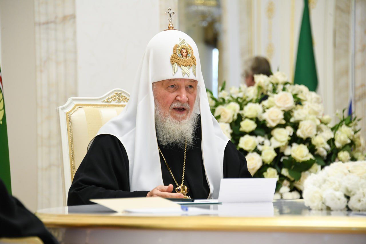 Рустам Минниханов провел встречу с Патриархом Московским и всея Руси Кириллом. Раис РТ отметил, что за последние годы Татарстан достиг высоких результатов в развитии духовности и сохранении религиозного наследия. Реализуются совместные проекты в сфере образования, культуры и социального служения. «Примером для всей России является многостороннее сотрудничество между православным сообществом и мусульманской уммой республики. Этому способствуют регулярные мероприятия и встречи с участием духовных лидеров, в их числе заседания Группы стратегического видения “Россия - Исламский мир”. Везде мы выступаем как одно целое», - подчеркнул Раис республики. Рустам Минниханов обратил внимание, что одним из основных направлений совместной деятельности стало восстановление духовных святынь. В завершающую фазу вступило возрождение комплекса Казанского Богородицкого монастыря. Патриарх Кирилл отметил доброжелательное отношение между мусульманами и православными, проживающими в республике.