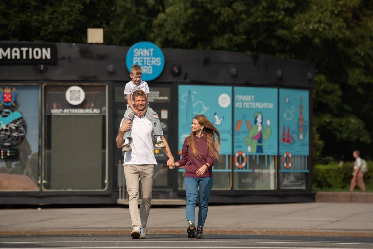 От первого в России туристско информационного бюро до драйвера туриндустрии как ГТИБ 25 лет создаёт новый образ Петербурга Городское туристско информационное бюро первое учреждение такого формата в России отмечает 25 летие и представляет короткометражный фильм Первая четверть Созданная командой Петербургского дневника по заказу ГТИБ картина рассказывает о том как за четверть века Петербург прошёл путь от города музея к статусу динамичного туристского центра а само бюро стало одним из ключевых драйверов этих изменений Фильм показывает развитие туриндустрии от 90 х годов и подготовки к 300 летию города до цифровой трансформации испытания пандемией и современных туристских трендов Через историю учреждения зритель увидит как формировалась новая туристическая экосистема как менялись подходы в отрасли и как город постепенно выстраивал систему управления качеством услуг продвижения и создания новых маршрутов Это история про людей которые меняли свои подходы про бизнес который улавливал новые тренды и в итоге про формирование совершенно новой туристической экосистемы Первая четверть это летопись того как туризм стал одной из ключевых отраслей городской экономики и лицом современного Петербурга для мира отмечает председатель Комитета по развитию туризма Санкт Петербурга Евгений Панкевич Сегодня ГТИБ это сеть из 14 офисов павильонов и стоек включая точки в аэропорту Пулково на Московском и Ладожском вокзалах в парке Остров фортов и мобильный павильон в московском Парке Горького За четверть века масштаб продвижения Петербурга вышел на международный уровень только кампания Добро пожаловать в Санкт Петербург за прошлый год охватила более 200 миллионов человек Учреждение также развивает профессиональную среду ГТИБ выполняет функции методического центра и проводит аттестацию экскурсоводов и гидов переводчиков сегодня подтверждённую квалификацию имеют 2733 специалиста Помимо этого Бюро привозит в город потенциальных партнёров проводя инфотуры и презентации и играет ключевую роль в продвижении национального туристического проекта Серебряное ожерелье За 25 лет работы нашего Бюро мы прошли впечатляющий путь трансформации из информационного центра мы выросли в масштабную организацию управляющую туристической отраслью города Сегодня мы не просто информируем гостей мы создаём новые туристические продукты формируем образ Санкт Петербурга как ведущего туристического направления России Более 320 миллионов человек услышали о нашем городе благодаря масштабной информационной кампании только за этот год И мы не останавливаемся на достигнутом продолжая двигаться вперёд говорит директор СПб ГБУ Городское туристско информационное бюро Яна Макшина Фильм Первая четверть стал документальным отражением того как системная работа одного учреждения помогла сформировать современный туристический образ Петербурга и превратить его в точку притяжения для гостей со всего мира Фото ГТИБ Подписаться на Петербургский дневник в МАХ