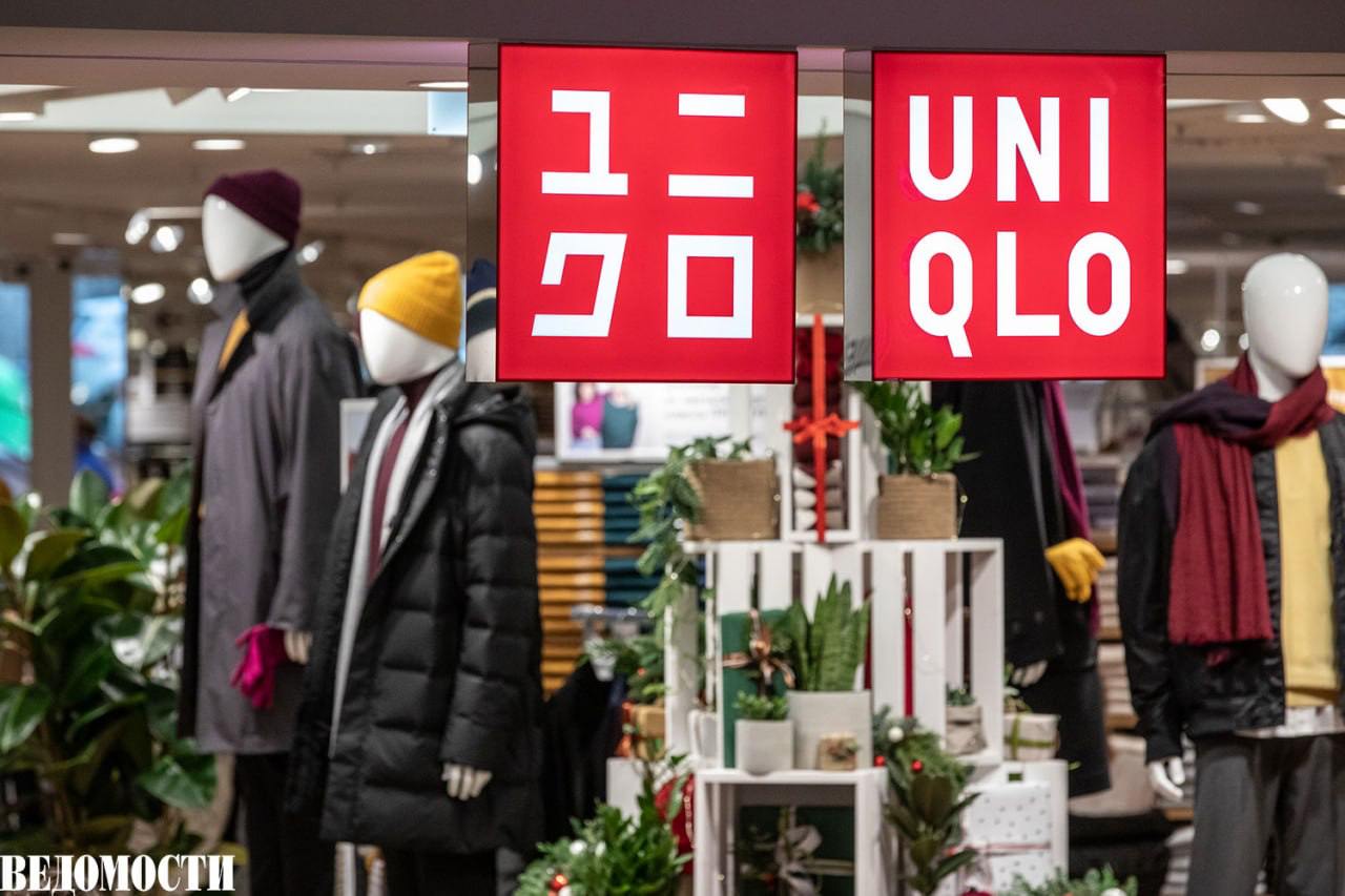 Uniqlo не вернется в Россию из-за обещания главы компании Председатель «Деловой России» Алексей Репик рассказал «Ведомостям» о разговоре с основателем Uniqlo Тадаси Янаи. Японский бизнесмен объяснил, что не может вернуться на российский рынок из-за своего обещания. «Правые японские экстремисты устраивали беспорядки у его офисов, практически массовые акции вандализма. Фактически, его вынудили дать такое обещание. Сейчас он говорит: "Я дал слово и буду его держать, потому что для меня честь имеет значение. Хотя нам, возможно, и хотелось бы вернуться, но мы вынуждены работать в новых условиях"» – пересказал «Ведомостям» их разговор Алексей Репик. Полная версия интервью – в материале на нашем сайте. Подпишитесь на «Ведомости