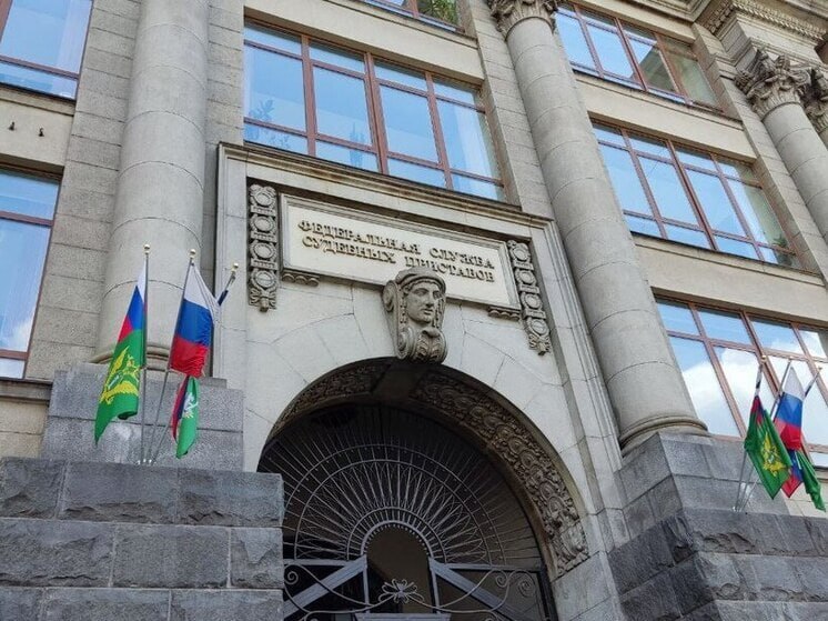 Петербургские приставы депортировали более 4 5 тыс нелегалов За первое полугодие текущего года сотрудники Федеральной службы судебных приставов сопроводили в аэропорт Пулково почти 4550 иностранных граждан нарушивших миграционное законодательство России Этими данными поделились в пресс службе управления ФССП по Санкт Петербургу Порядка 3 6 тысячи мигрантов покинули страну по постановлению правоохранительных органов Министерства внутренних дел РФ Для сравнения годом ранее к началу осени число выдворенных составило чуть менее 4 5 тысяч а за весь прошлый год суммарно более восьми тысяч мигрантов получили запрет на въезд в Россию сроком минимум на пять лет Среди причин депортации многочисленные административки за несоблюдение установленных законом норм пересечения границы и проживания на территории страны МК в Питере Подпишись на Дежурный