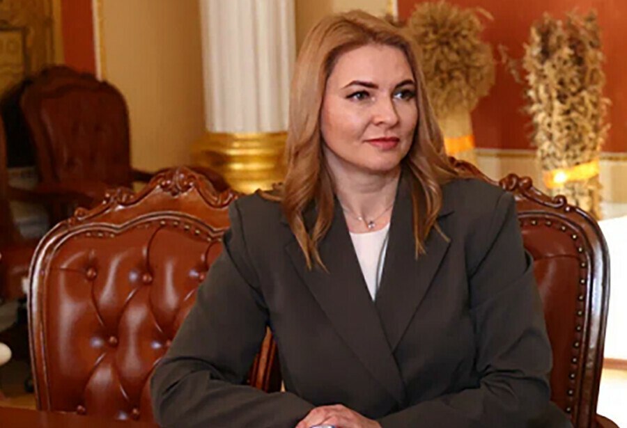 Нового руководителя Амурского УФАС России представил главе Приамурья заместитель руководителя ФАС России Григорий Радионов Руководить антимонопольным управлением будет Марина Парнищева Приказ о ее назначении подписан в ФАС России 15 января К своим обязанностям новый руководитель приступила 16 января Марина Парнищева родилась в 1983 году В 2005 м окончила Московскую академию предпринимательства при правительстве Москвы по специальности Юриспруденция Работает в управлении Федеральной антимонопольной службы по Амурской области с 2010 года Трудовой путь начала с должности главного специалиста эксперта отдела государственных и муниципальных заказов Классный чин советник государственной гражданской службы Российской Федерации 1 класса Прежний руководитель ведомства Александр Сергеевич Дегодьев покинул свой пост в конце декабря 2025 года в связи с выходом на пенсию Антимонопольное управление он возглавлял более 15 лет