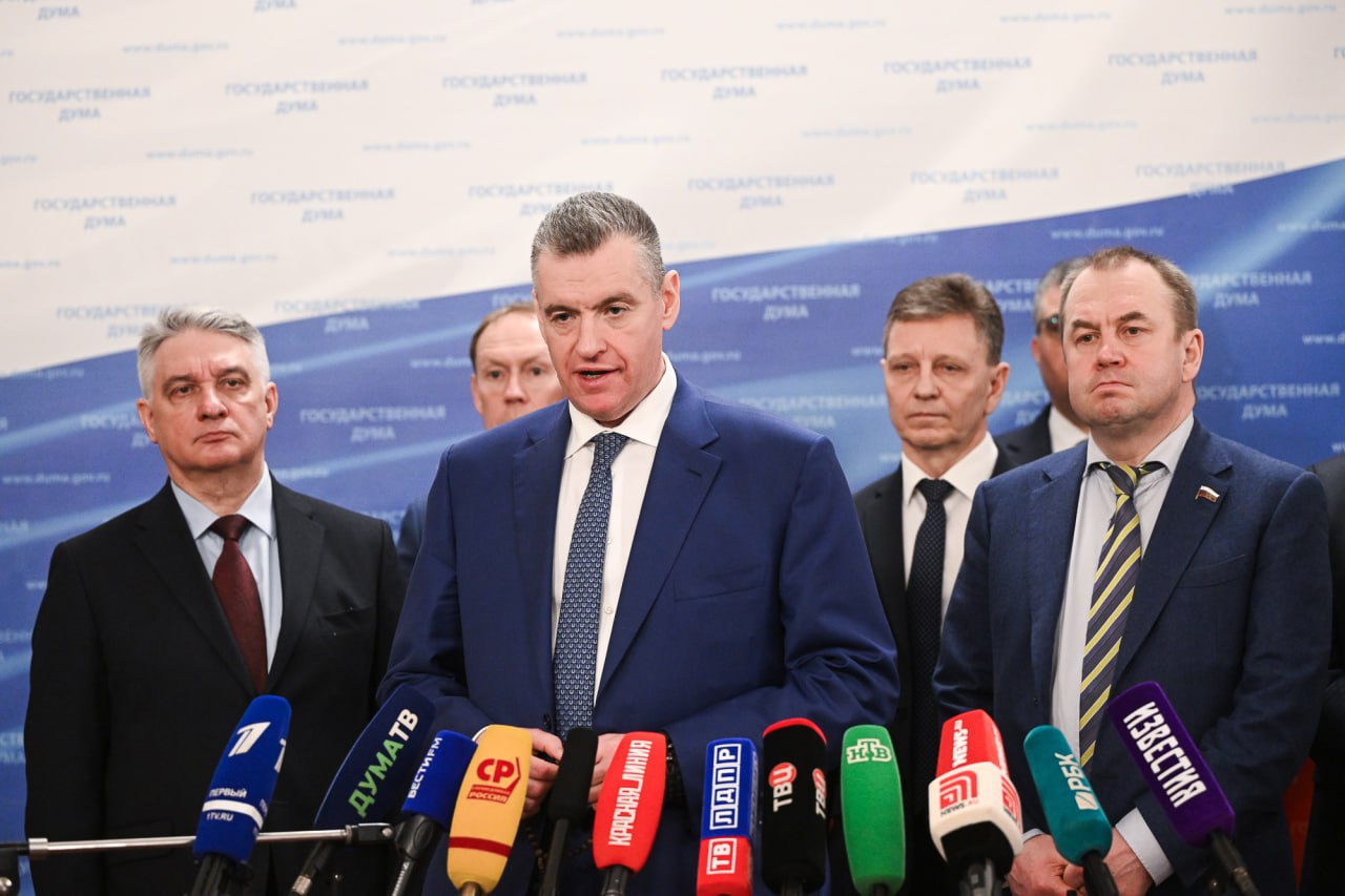 В школах, медицинских учреждениях и культурных объектах не место энергетикам Предлагаем запретить продажу безалкогольных тонизирующих напитков БТН , так называемых энергетиков, в образовательных и медицинских организациях, объектах культуры. Причем запрет должен распространяться и на торговые точки, находящиеся в радиусе 100 метров от школ, колледжей, университетов и других учреждений сферы образования. На сегодня в России действует запрет на продажу безалкогольных тонизирующих напитков несовершеннолетним. Нарушителям грозит штраф до полумиллиона рублей. Однако ограничения по месту продажи подобных напитков законодательно не определены. При этом в Коми, Северной Осетии, Якутии, а также в Камчатском крае, Оренбургской и Тюменской областях на региональном уровне уже приняты законы, запрещающие продажу энергетиков в школах, детских садах и объектах культуры. Предлагаем распространить этот опыт на всю страну. По мнению авторов инициативы, подобный запрет направлен в первую очередь на защиту здоровья подрастающего поколения. «Общеизвестно, что употребление энергетиков опасно для здоровья, особенно детского. В таких напитках и кофеин, и таурин, и другие тонизирующие вещества в значительных дозах. Всё это может иметь тяжёлые последствия, вплоть до летального исхода. Хотя сейчас законом не разрешается продавать энергетические напитки несовершеннолетним, до сих пор имеется множество способов обходить этот запрет. Причём недобросовестные торговцы не гнушаются распространять вредоносные энергетики вблизи школ, кинотеатров и тому подобных объектов, где они реализуются в значительных объёмах. Для ЛДПР забота о детях – безусловный приоритет, они наше главное достояние. Поэтому мы предлагаем установить строгий запрет на продажу безалкогольных тонизирующих напитков на территориях и в помещениях образовательных, медицинских и культурных», – заявил Председатель ЛДПР Леонид Слуцкий. Соответствующий законопроект внесён в Государственную Думу 30 мая 2025 года.