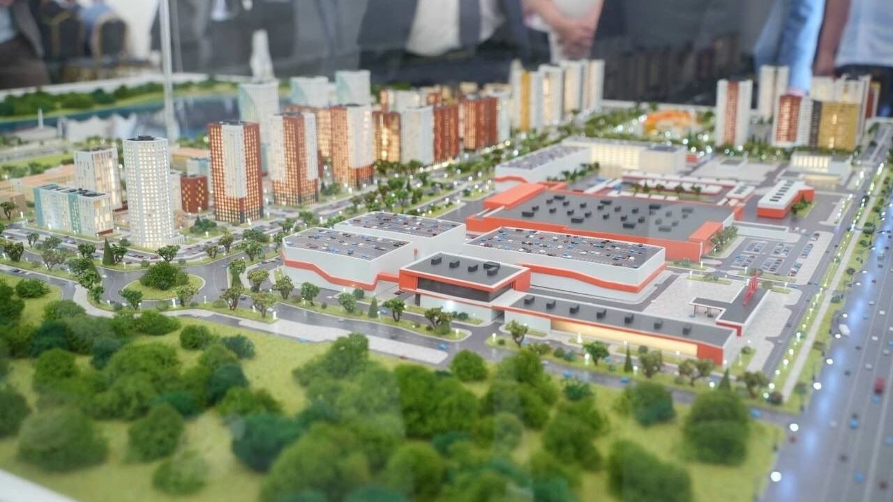 Под Уфой запустили крупнейший завод светопрозрачных конструкций В Зубово начал работу новый завод по производству светопрозрачных конструкций — крупнейшее подобное предприятие в Башкирии. О запуске производства сообщил премьер-министр республики Андрей Назаров. По его словам, завод сможет выпускать до 15 тысяч квадратных метров продукции и станет серьёзной поддержкой для строительной отрасли региона. — Наличие собственного производителя — это стратегическое решение, которое даст экономию и логистическую независимость, — отметил Назаров. Открытие завода совпадает с бурным ростом строительства в Башкортостане: за пять лет в регионе сдано свыше 10 млн кв. м жилья, а к концу 2025 года планируется ещё более 3 млн.