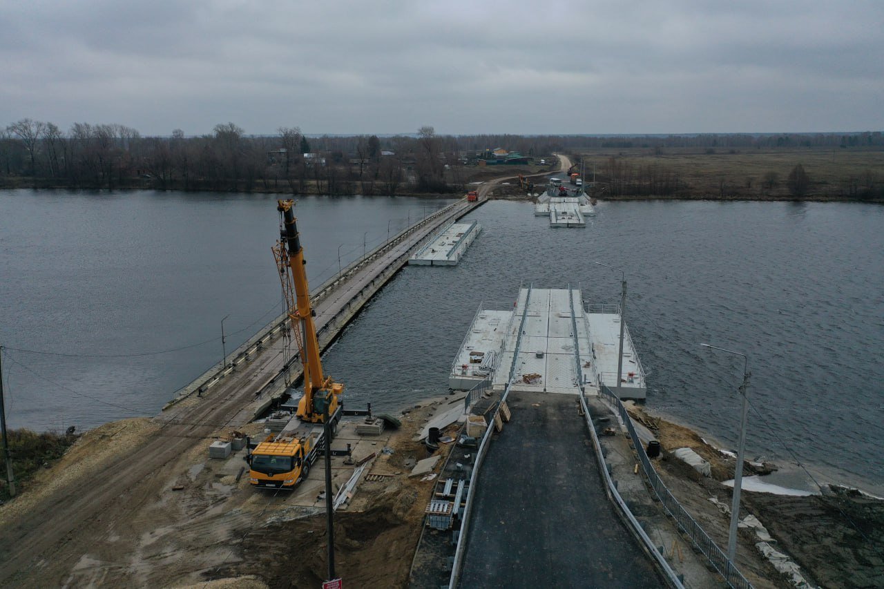 Капремонт моста через озеро Урвановское в Меленковском районе близится к завершению  Работы ведутся в рамках нацпроекта «Безопасные качественные дороги». На сегодняшний день завершены работы по устройству дорожной одежды на подходах, уложено асфальтобетонное покрытие, построены очистные сооружения. Установлены ограждения, освещение и коммуникации на подходах. Завершается монтаж понтонов. Сейчас идет укрепление откосов.  Планируемый срок окончания ремонта - декабрь 2024 года. Капремонт моста значительно улучшит транспортную доступность для жителей Ляховского сельского поселения, соединяя деревни Усад и Елино и обеспечивая связь с социально значимыми объектами, сообщает Минтранс региона.