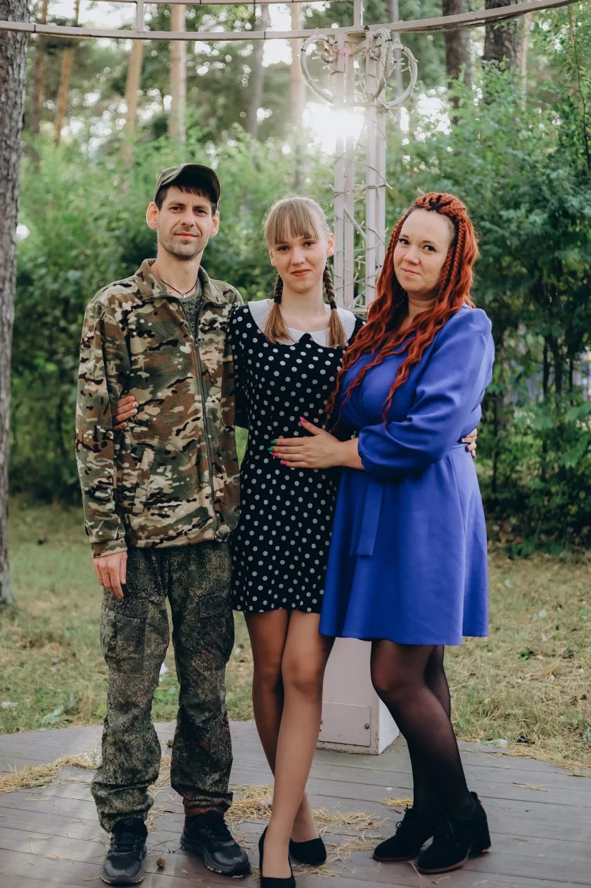 Лучшие семьи вновь выбрали в Приамурье  В Амурской области определили победителей 10 юбилейного регионального этапа Всероссийского конкурса "Семья года 2025". Количество поданных заявок стало рекордным - 61 семья изъявили желание соревноваться в конкурсе. В Год семьи [в 2024 году] от жителей региона получили 50 заявок.  "Кроме традиционных номинаций, впервые в рамках Года защитника Отечества амурские семьи подавали заявки в номинации "Семья защитника Отечества". Победителем в этой категории признана семья Самохиных из поселка Серышево", - отметили в управлении ЗАГС Амурской области.   В номинации "Многодетная семья" победу одержала семья Белоноговых из Шимановска. Лучшей "Молодой семьей" признана семья Павлюк из Благовещенска. В категории "Сельская семья" победу присудили семье Мачехиных из села Константиноградовка Ивановского округа. "Золотой семье" стала семья Анискиных из села Возжаевка Белогорского округа. А в номинации "Семья - хранитель традиций" победила семья Старичковых-Михайловых из села Новокиевский Увал.  Следующим этапом станет определение победителей конкурса на Всероссийском уровне. Эта процедура запланирована на июль 2025 года.   ТЕЛЕПОРТ.РФ – здесь все об Амурской области  Написать нам
