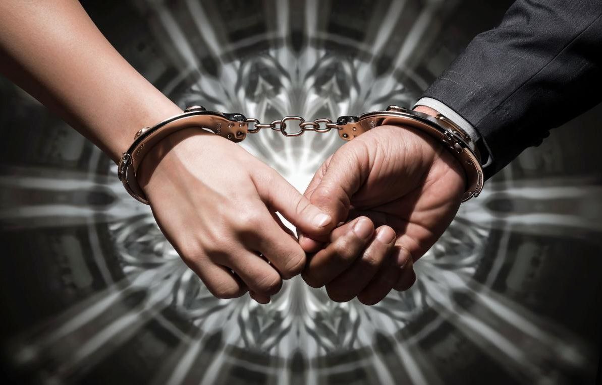 Семейный бизнес: в Кирове супружеская пара зарабатывала на интим-услугах "С 2022 по 2024 год осужденные подыскивали женщин, проводили с ними собеседования, принимали заказы от клиентов, осуществляли контроль за временем и порядком оплаты предоставления сексуальных услуг, вели учет и сбор денежных средств", - сообщили в региональном следкоме. Кроме того, когда одна из "сотрудниц" изъявила желание работать под контролем другого лица, мужчина вместе с другом похитил девушку. В результате муж и его знакомый получили сроки 7 лет и 5,5 года лишения свободы соответственно , а женщине назначили штраф - 250 тысяч рублей. Изображение сгенерировано нейросетью Kandinsky 4.1 Как в Волгу глядели