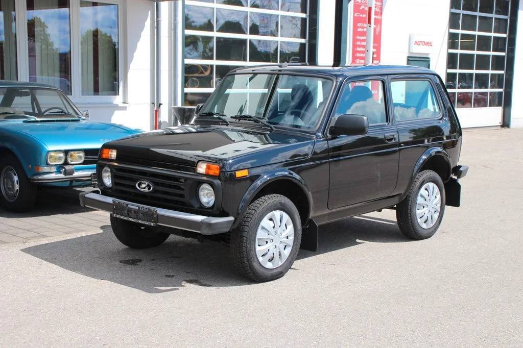 В Дубае начались продажи Lada Niva Legend — российский внедорожник предлагают по цене 64 тысячи дирхамов, что составляет около 1,5 млн рублей.