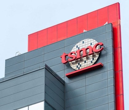 11 ноября TSMC полностью прекратит поставки в Китай 7-нм и более современных чипов  TrendForce сообщает, что 11 ноября 2024 года компания TSMC остановит поставки в Китай 7-нанометровых и более современных чипов. На такой шаг крупнейший производитель чипов в мире вынужден пойти из-за давления Министерства торговли Соединенных Штатов Америки. В противном случае на TSMC наложат санкции.  Читать далее