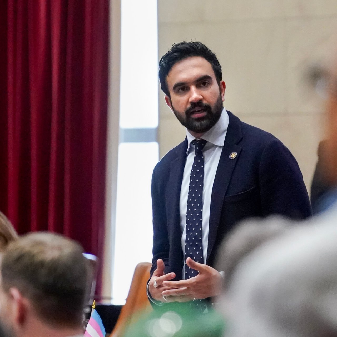 Зохран Мамдани пообещал оплатить свои социалистические инициативы на деньги всех прибыльных компаний которые ведут бизнес в Нью Йорке вне зависимости от того где они зарегистрированы Избранный мэр Нью Йорка заявил что город сталкивается с бюджетным дефицитом более чем в 12 миллиардов долларов унаследованным от предыдущей администрации По его словам единственный способ закрыть эту брешь повысить налоги на самых богатых ньюйоркцев и наиболее прибыльные корпорации а также пересмотреть распределение доходов между штатом и городом Мамдани предложил увеличить ставку городского подоходного налога для жителей с доходом свыше 1 миллиона долларов в год примерно на 2 процентных пункта с текущих примерно 3 9 до 5 9 Кроме того он выступает за повышение корпоративного налога до 11 5 для наиболее прибыльных компаний Отвечая на вопрос о возможном оттоке капитала и бизнеса из города из за повышения налогов Мамдани отметил что бегство из города не спасёт компании от налогов они будут их платить на основании того что ведут деятельность в Нью Йорке а не адреса регистрации