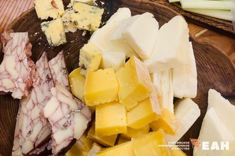 В Челябинске в печи сожгли сыр из Прибалтики и Германии Санкционные продукты Россельхознадзор вместе с таможенниками нашел в торговом комплексе Европа Азия Сыр производства стран из списка ввоз из которых на территорию России запрещен был изъят и уничтожен в этот же день Собственники продукции будут привлечены к административной ответственности рассказали в надзорном органе Подписаться на канал ЕАН Челябинск