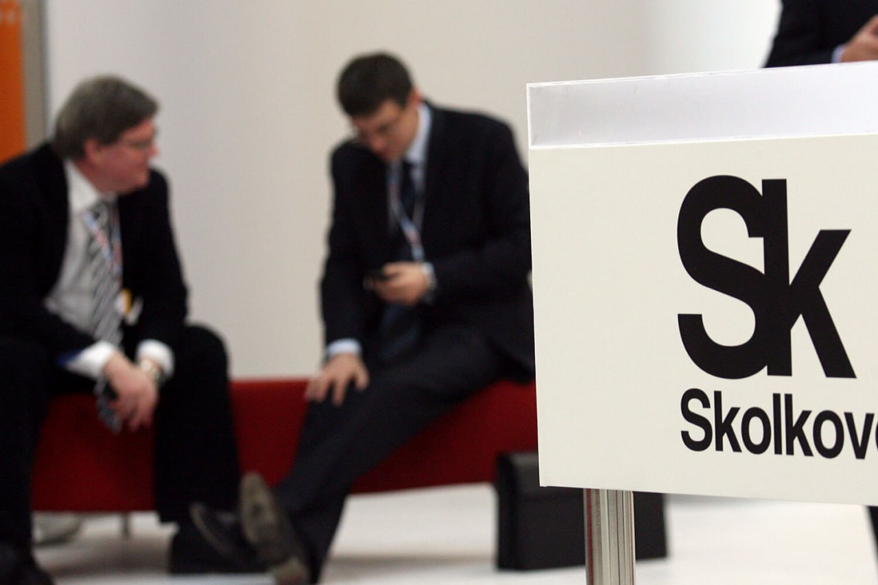 Нужно выбрать что то одно С ноября 2027 года компании должны будут выбрать источник своих льгот работать будет только один набор Поясним речь идет о вступающих в силу налоговых изменениях согласно ним IT компании не могут применять одновременно льготы по статусу резидента Сколково и иных инновационных научно технологических центров ИНТЦ и льготы аккредитованных компаний от Минцифры То есть например сотрудник IT компании резидента Сколково сможет пользоваться льготной ипотекой для IT компаний по ставке 6 только до ноября 2027 года После все будет зависеть от статуса который выберет его работодатель В комментарии Ъ Минцифры уточняет что введенное ограничение на совмещение льгот укладывается в основные правила налогового законодательства которые предусматривают возможность применения только одного преференциального режима Так что компании поставят перед выбором какие льготы им милее   СофтТех