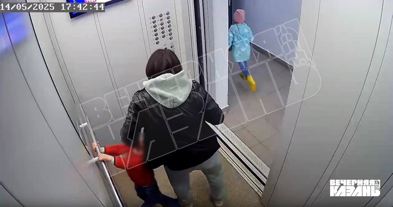 Бастрыкин взял на контроль дело матери, избивавшую маленьких детей в Казани  Об истязаниях пятилетней дочери и двухлетнего сына «Вечерней Казани» рассказал их отец: мужчина после расставания с женой начал замечать на детях кровоподтеки и синяки. Побои и психологическое насилие удалось зафиксировать на камеру видеонаблюдения.             Обеспокоенный отец обращался в различные ведомства с просьбой привлечь женщину к ответственности, но сама мать не находила ничего жестокого в своем методе воспитания.  Возбуждено уголовное дело по статье об истязании несовершеннолетних. Председатель Следкома поручил доложить ему о ходе расследования.    Подписаться на «Вечерку»