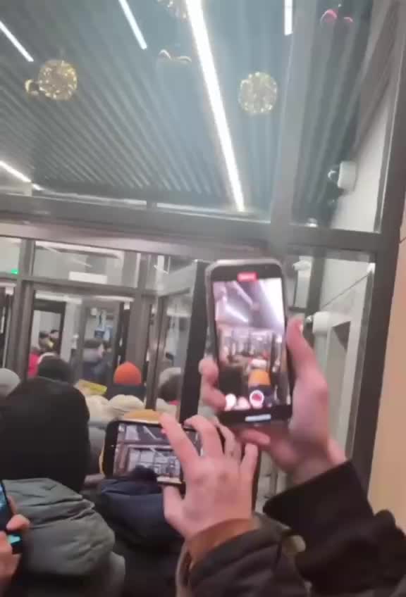 Петербуржцы празднуют открытие новой станции метро с музыкой и съемками на телефоны