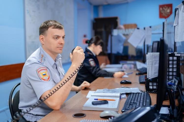В Геленджике спасли 75-летнюю женщину от потери накоплений Аферисты обманули пенсионерку, представившись сотрудниками оператора связи и заявив о необходимости продления срока действия SIM-карты. Позже с ней связались лже-эксперты «Росфинмониторинга», сообщив о её «причастности к экстремистской деятельности». Следуя их инструкциям, пенсионерка вместе с сестрой отправилась в банк, но по пути осознала, что её обманули. Женщина связалась с полицией и, добравшись до банка, рассказала о произошедшем. Сотрудники банка предоставили ей выписку, подтвердив сохранность её сбережений. Отправить новость Подписаться