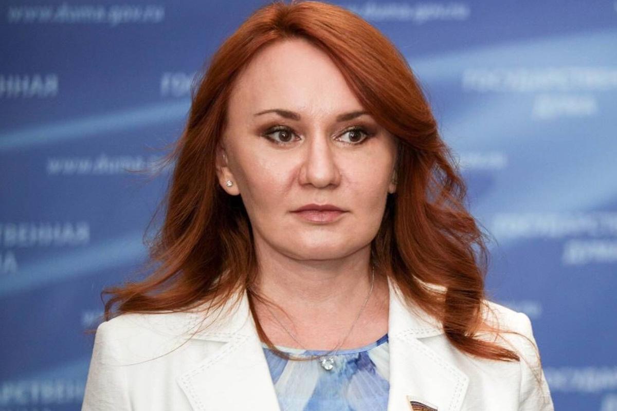 Член Комитета Госдумы по вопросам социальной политики Светлана Бессараб прокомментировала Ридусу информацию о распространении среди медиков Санкт Петербурга готовых заявлений о направлении части зарплаты на помощь участникам СВО Фотографию такого заявления опубликовала Фонтанка Документ оформленный на имя главного врача содержит просьбу ежемесячно в течение 2026 года перечислять часть зарплаты в фонд Победа Как отмечает издание со ссылкой на читателей из числа петербургских медиков в медучреждениях поняли рекомендацию руководства так что врачам необходимо ежемесячно перечислять не менее 500 рублей в месяц а медсестрам не менее 200 рублей Никакого принуждения здесь быть не может Если кто то утверждает обратное то это скорее всего провокация указала Бессараб   www ridus ru n 784597 ridusnews