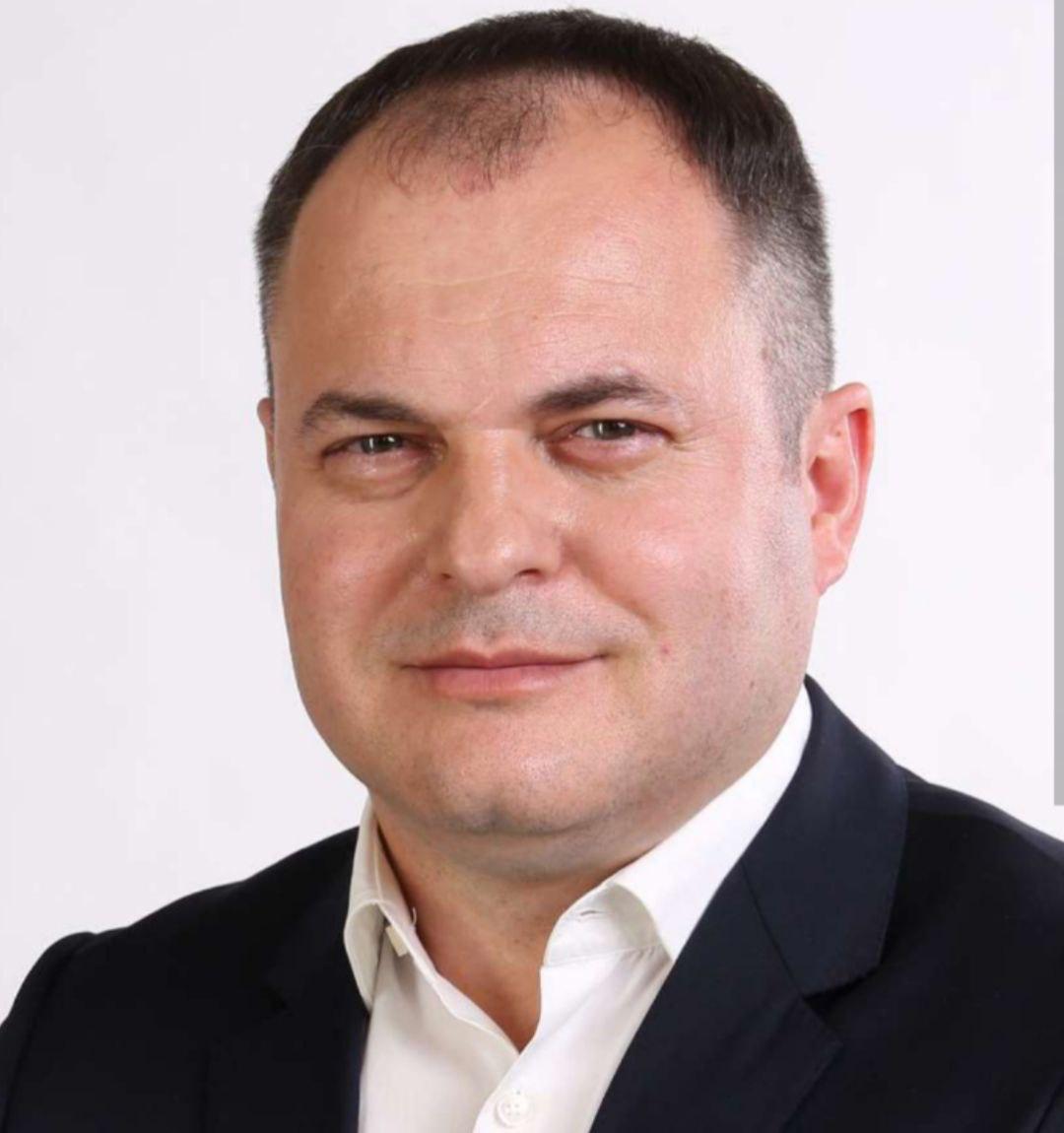 Врио главы Жигулёвска стал Алексей Иванов, его кандидатуру утвердила городская дума. Об этом сообщает «Бандитская Самара». Иванов с 2019 года занимает должность директора завода «Энерготехмаш», входящего в структуру ГК Akron Holding в Жигулёвске. Входит в совет директоров городского округа Жигулёвск. В 2021 году избран депутатом Самарской губернской думы VII созыва.