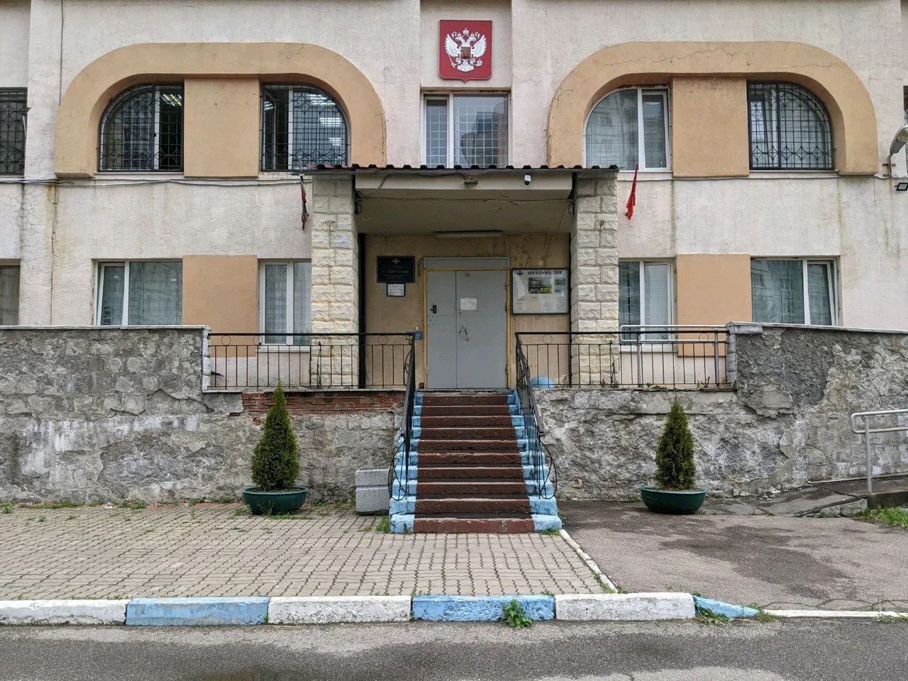 В Петербурге 13 летний школьник пытался поджечь отдел полиции Очередного поджигателя задержали минувшим вечером возле 37 го отдела полиции на Васильевском острове Задержанному всего 13 лет Как пишет паблик Дорожный инспектор около 22 45 школьник пришёл к зданию на улице Кораблестроителей с канистрой с бензином и разбил окно однако был остановлен и пожара не случилось 13 летний парень до террористической статьи применяемой в таких случаях немного не дотянул по ней уголовная ответственность с 14 ти GradSPb   Места СПб TodaySPb   Новости СПб