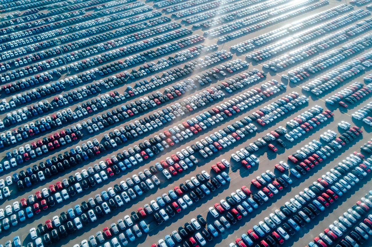 Цены на новые автомобили с начала 2025 снизились на 7%. При этом продажи упали на 27%. Цены снижаются из-за падения спроса и крупных запасов на складах. Ввоз новых легковушек в первой половине 2025 года сократился в 2,7 раза в годовом выражении. Результатом стало, что 30% автодилеров находятся на грани банкротства. С начала 2025 уже закрылось около 200 дилерских центров 5% от общего числа . Для стимулирования спроса и обновления автопарка ассоциация «Российские автомобильные дилеры» разрабатывает законопроект о повышении транспортного налога на автомобили старше 15 лет и обязательном техосмотре 2 раза в год. Есть ощущение, что цены корректируются а том числе из-за снизившегося курса доллара, а продажи не растут из-за дорогих кредитов и желания граждан хранить накопления на вкладах под высокий процент, готовясь к «тяжелым временам».