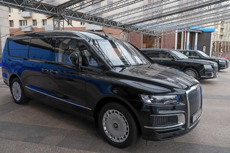 В Aurus рассказали когда в свободной продаже появится минивэн Arsenal Коммерческий директор Aurus Артем Юсупов рассказал Российской газете когда в свободной продаже появится минивэн Arsenal В октябре мы представили эту модель на Газовом форуме в Санкт Петербурге В ближайшее время мы начнем принимать заказы на эту машину На первом этапе планируем что его производство будет организовано в НАМИ отметил он Aurus Arsenal минивэн представительского класса созданный в рамках проекта Кортеж для перевозки первых лиц государства За ускорение отвечает гибридная силовая установка состоящая из 4 4 литрового бензинового V8 598 л с и 9 ступенчатого автомата с встроенным электродвигателем на 63 л с В октябре мы представили эту модель на Газовом форуме в Санкт Петербурге В ближайшее время мы начнем принимать заказы на эту машину На первом этапе планируем что его производство будет организовано в НАМИ отметил Юсупов Фото Егор Алеев ТАСС