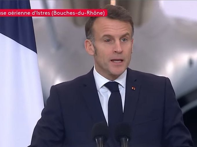 Обсуждают инцидент с глазом Макрона На недавнем выступлении президент Франции Эммануэль Макрон появился с покрасневшим глазом вызвав жаркие обсуждения в соцсетях Некоторые пользователи иронично предположили что это было связано с его супругой хотя Елисейский дворец отрицает возможное насилие Ранее подобные слухи уже поднимались но официальные комментарии сводились к объяснению что пара всего лишь переживает стрессовые моменты Макрон Франция Russia News Подпишись