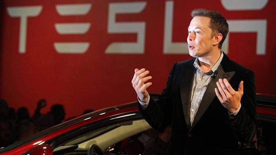 Tesla Inc предложила новое соглашение о компенсации генеральному директору Илону Маску потенциально оцениваемое примерно в 1 триллион долларов Это огромный пакет не имеющий прецедентов в корпоративной Америке TSLA Долгожданное предложение призванное стимулировать Маска к руководству Tesla на долгие годы вперед устанавливает ряд амбициозных целей которые ему необходимо выполнить для получения полной выплаты включая расширение бизнеса роботакси Tesla и рост рыночной стоимости компании как минимум до 8 5 триллиона долларов с нынешнего примерно 1 триллиона долларов План рассчитан на 10 лет Дополнительные акции которые может получить Маск увеличат его долю в производителе электромобилей как минимум до 25 Маск публично заявил что хочет получить долю именно такого размера jkinvest news jkinvest
