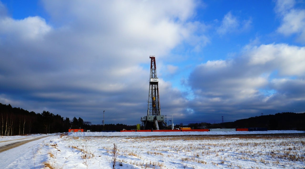 Основной прирост запасов нефти в России в 2025 году пришелся на Карасевское месторождение в ЯНАО и Приразломное месторождение в ХМАО Крупнейшие газовые запасы поставлены на баланс сразу в четырех регионах на Ледовом месторождении шельфа Баренцева моря Тамбейском и Верхне Чассельском месторождениях в ЯНАО Соболох Неджелинском в Якутии а также на Мезенинском месторождении в Красноярском крае