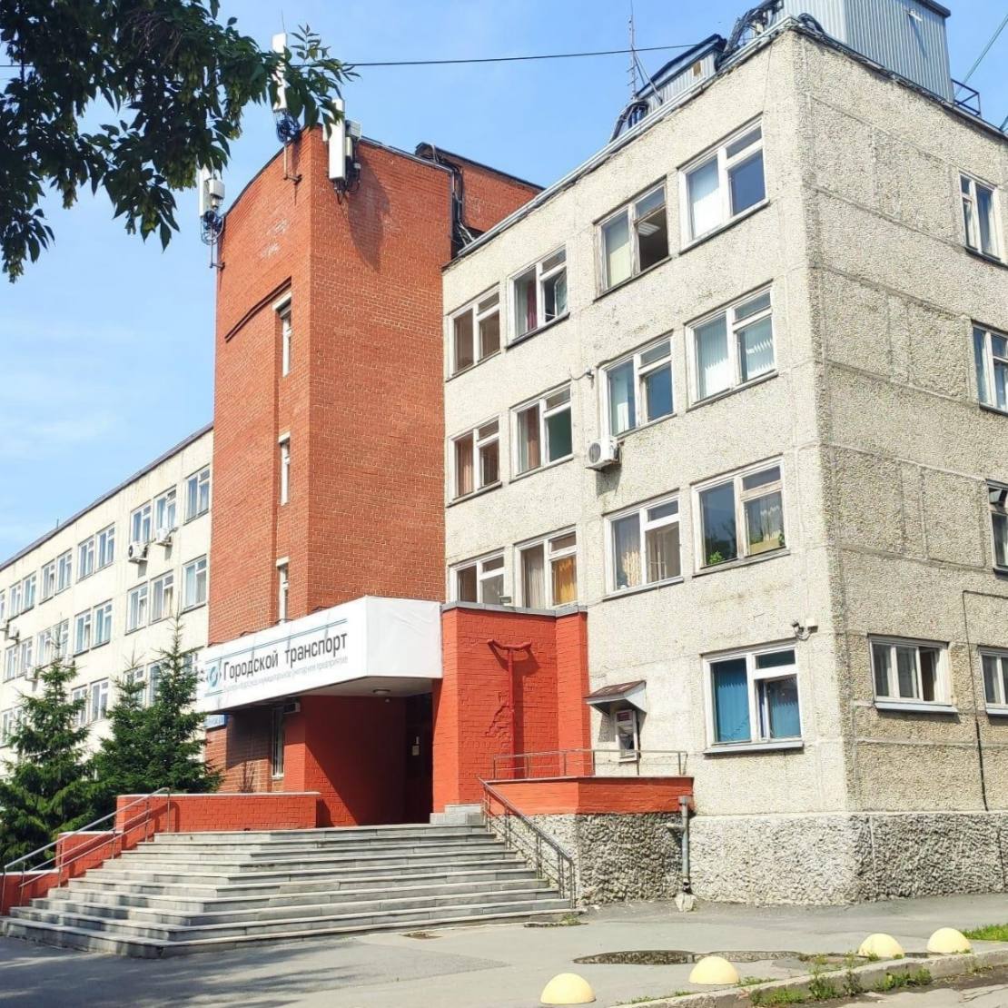 Под контролем мэрии Екатеринбурга останется Гортранс Муниципальное транспортное предприятие Гортранс не будут передавать в частные руки несмотря на рекомендации Минтранса России и общую тенденцию к приватизации МУПов Хватает хлопот по настройке работы через брутто контракты Общественные перевозки с момента начала транспортной реформы стали хорошей муниципальной услугой и сейчас приватизировать это всё конечно нет смысла цитирует Ъ источника в мэрии Екатеринбурга Напомним что Гортранс был создан путём объединения автобусного ЕМУП МОАП и трамвайно троллейбусного ЕМУП ТТУ предприятий при Александре Высокинском Новости Екб тут SvetEKB