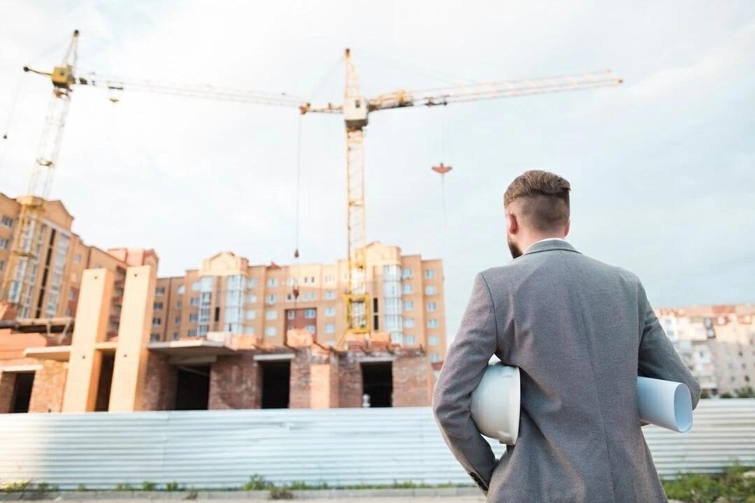 Продажи нового жилья и апартаментов в апреле в Петербурге выросли на 14% Количество зарегистрированных сделок по продаже квартир и апартаментов по договорам долевого участия ДДУ в Петербурге в апреле 2025 г. по сравнению с мартом выросло на 14%. При этом доля ипотечных сделок снизилась с 45 до 38%, cледует из данных сервиса Dataflat. Всего за месяц в Санкт-Петербурге было продано 3003 лота общей площадью 115 181 кв. м. Выручка от продаж новых квартир и апартаментов увеличилась на 15%. Она составила 34 млрд руб. В Ленинградской области в апреле 2025 г. по сравнению с мартом, число зарегистрированных продаж увеличилось на 2%. Всего был продан 1371 лот площадью 57 612 кв. м. Выручка составила 9,5 млрд руб. Она увеличилась на 1%. При этом доля сделок с ипотекой выросла с 52 до 59%. : Freepik Подпишитесь на «Ведомости Северо-Запад»