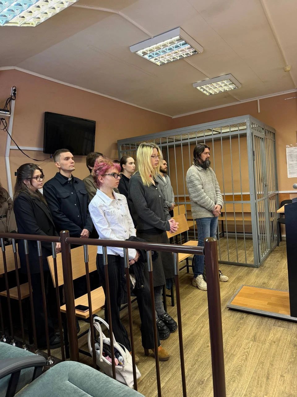 Мы были не сильно раздеты художницы получили условные сроки за эротическую фотосессию на кладбище Четверо художников устроили откровенную фотосессию в стиле шибари на Большеохтинском кладбище привязав полуобнаженных моделей к православному кресту Прокуратура требовала реальные сроки но суд ограничился условным наказанием Девушки получили по 2 года условно организаторы по полтора В суде они раскаялись заявив что не хотели оскорбить верующих а на фото были одеты не откровеннее чем в спортзале Объединенная пресс служба судов Петербурга Читай нас в MAX Читай нас в Telegram