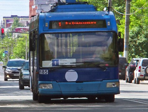 В Калуге автобусные и троллейбусные маршруты изменят для проведения выпускного В субботу в Калуге состоится День выпускника. В связи с этим с 16:00 28 июня и до окончания праздника в центре города движение общественного транспорта ограничат. Об этом предупреждает городское хозяйство.