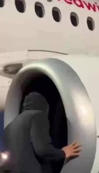 Кто должен финансировать ремоторизации пассажирских самолетов SSJ 100 вопрос провокационный Если бы был открыт доступ к этим движкам то наверное мы исходим все таки из того что они были ответственными приобретателями купили российский самолет пусть и с иностранными двигателями глава Минпромторга России Антон Алиханов