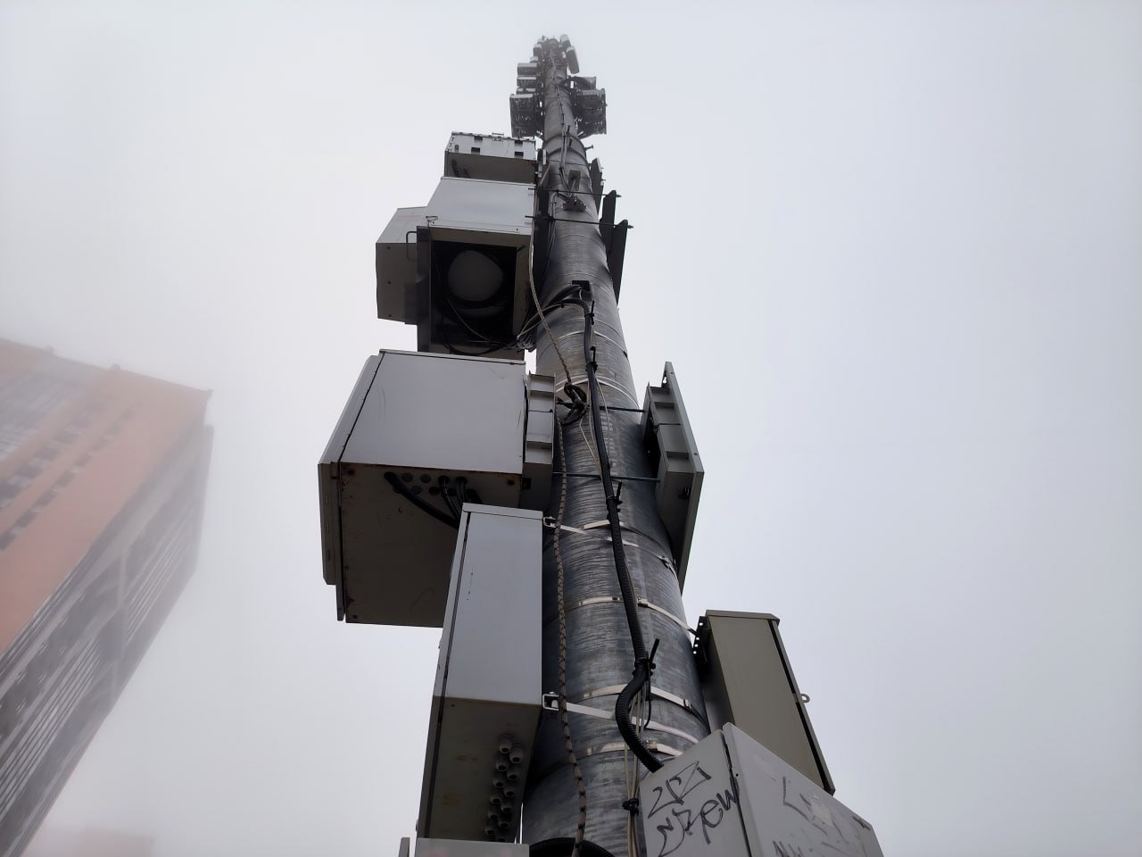 В Госдуме призвали проверить законность подорожания сотовой связи Депутаты от КПРФ и сенатор Айрат Гибатдинов направили соответствующее обращение в ФАС пишет РИА Новости Отмечается что крупнейшие мобильные операторы одновременно повысили цены на услуги Парламентарии указывают что рост тарифов превышает базовую инфляцию а качество связи в регионах при этом ухудшается Они также просят ФАС оценить возможность снижения стоимости услуг или возврата средств абонентам в случае перебоев со связью Что думаете Global Look Press Maksim Konstantinov связь операторы Подписаться на ОТРАЖЕНИЕ Наш канал в MAX