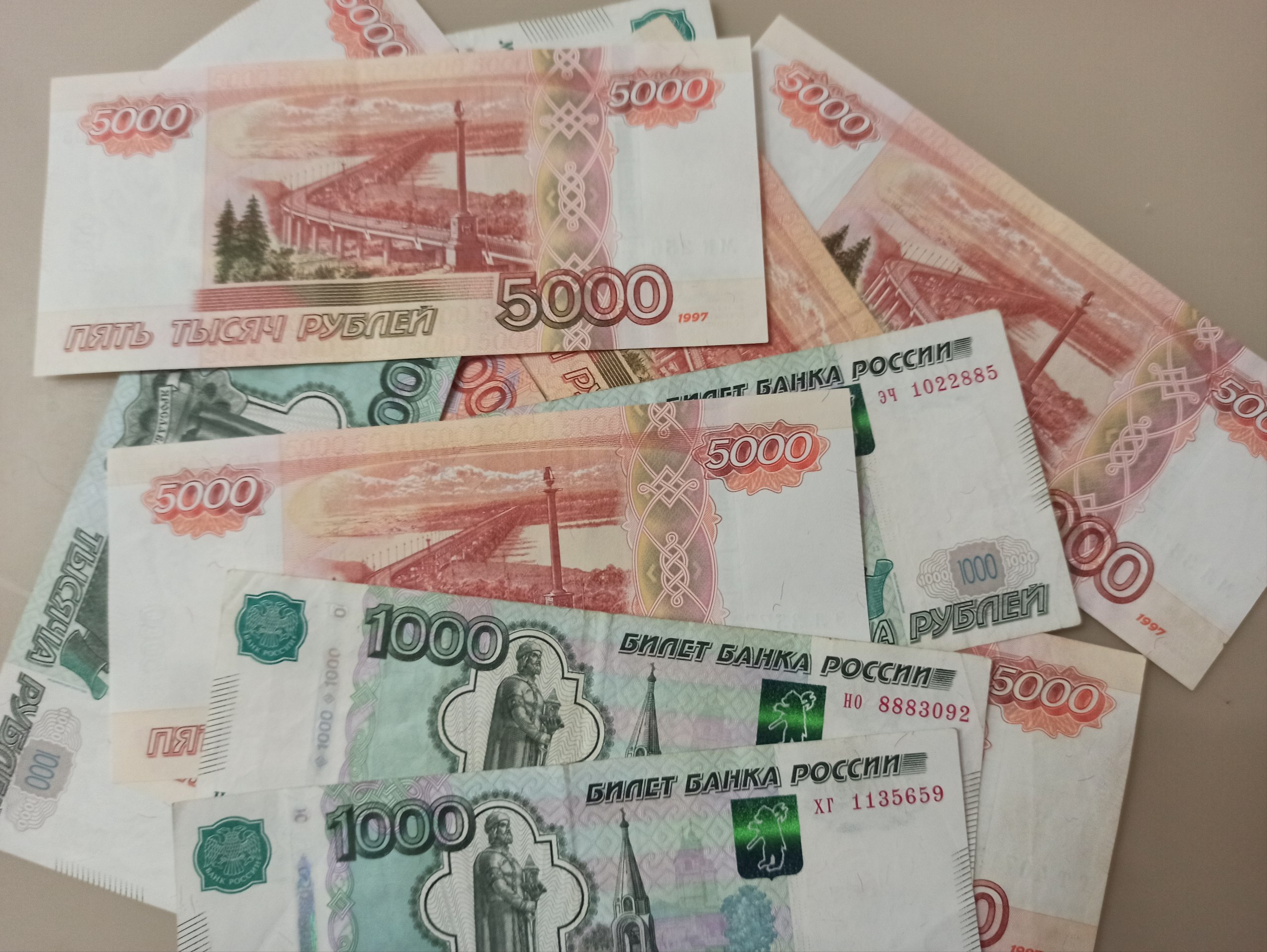 Жительница Нововоронежа отдала мошенникам два миллиона под предлогом инвестирования  Полицейские возбудили уголовное дело о мошенничестве по заявлению 69-летней жительницы Нововоронежа. Женщине позвонил неизвестный человек, представившийся брокером. Он предложил заработать на фондовой бирже. Пенсионерка согласилась и сообщила мошеннику об имеющихся у нее сбережениях от проданной недвижимости. Брокер предложил передать их курьеру для инвестирования. В итоге женщина лишилась двух миллионов рублей. А «брокер» перестал выходить на связь.  Всего за минувшие сутки от действий мошенников пострадали девять жителей Воронежской области. Причиненный им ущерб составил больше 4,5 миллионов рублей.