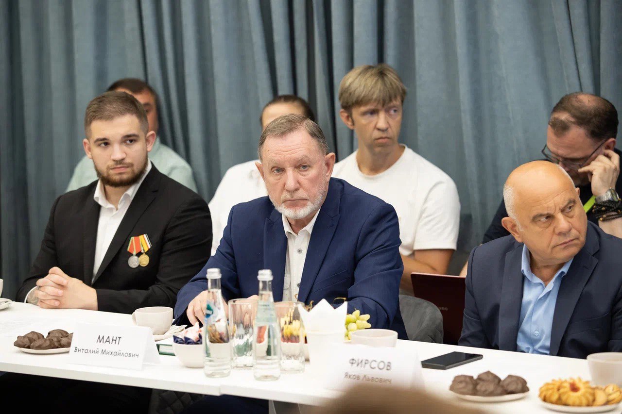 Статс-секретарь – заместитель Министра обороны РФ, председатель фонда «Защитники Отечества» Анна Цивилева приняла участие в открытии шахматного клуба Сергея Карякина в Едином центре поддержки участников СВО в Москве. На первый турнир, организованный фондом «Защитники Отечества» и партнерами, пришли ветераны СВО с семьями, детьми. Шахматы не только развивают ум и память, но и умение концентрироваться, помогают в реабилитации. «Мы строим работу в том числе на основе обратной связи от наших героев. И запрос на занятия спортом является одним из самых востребованных, так как это действенное средство восстановления и ресоциализации. Спорт объединяет ветеранов спецоперации. Они проявляют те же черты характера, которые помогали им на передовой: смелость, упорство, чувство товарищества, волю к победе», – сказала Анна Цивилева. Фонд регулярно проводит турниры разного уровня для участников СВО, других локальных войн и конфликтов, действующих военнослужащих. И «Кубок Защитников Отечества», который включает разные виды спорта, наиболее яркий из них. Уже многие ребята стали членами всероссийских сборных. Наши паралимпийцы показывают результаты, аналогов которым нет в мире. Мы будем расширять возможности, включая новые виды спорта и специализированные команды, предлагая программы обучения. «На встрече с представителями федеральных и региональных органов власти, силовых ведомств, экспертного сообщества и ветеранами спецоперации обсудили развитие спортивного направления деятельности фонда. Важно, чтобы защитники могли получать больше информации о занятиях, тренировках, понимать, какая поддержка им нужна. У ребят есть запрос на создание клубов по рукопашному бою, бильярду, шахматам, участие в соревнованиях. Все предложения взяли в работу», – сообщила председатель фонда. «Защитники Отечества»