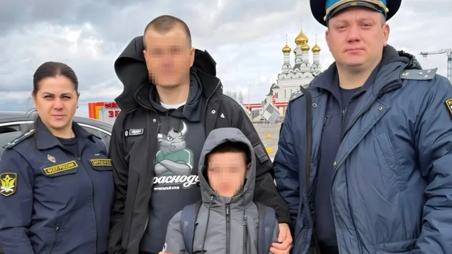 В Воронеже краснодарец нашел увезенного его бывшей женой сына После развода мужчина добился в суде чтобы ребенок остался с ним Однако найти сына оказалось непросто Мать забрала мальчика и уехала с ним Женщина несколько раз меняла адреса проживания Анапа Симферополь и наконец Воронеж Здесь ее и разыскали местные приставы Мальчик учился в частной школе и находился на уроках когда за ним приехал отец с сотрудниками ведомства Ребенок обрадовался встрече с папой В присутствии матери приставы Коминтерновского районного отделения проследили чтобы она без эксцессов отдала мальчика отцу Теперь второкласснику предстоит еще одно путешествие уже к месту постоянного жительства Мы в Мах