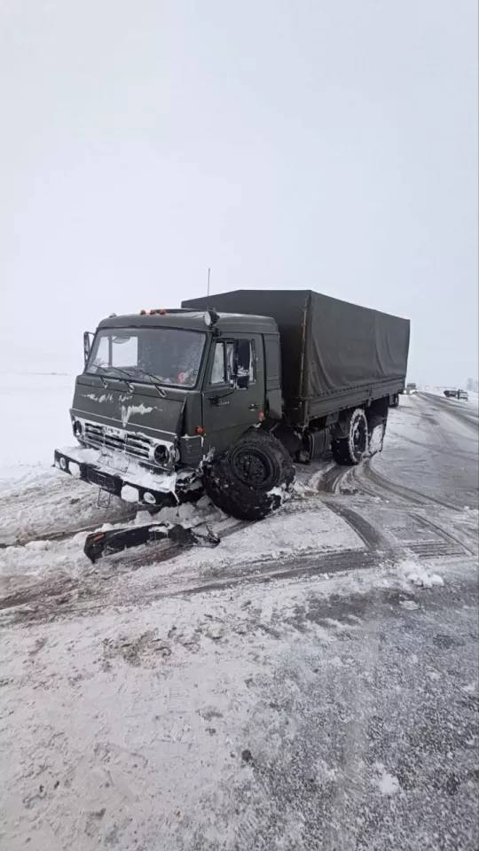 Иномарку страшно смяло в ДТП с КамАЗом на трассе в Алтайском крае  В Калманском районе на трассе А-322 возле села Бураново 17 января на произошло серьезное ДТП. 54-летний водитель Nissan Tiida не справился с управлением, выехал на встречную полосу и столкнулся с грузовиком КамАЗ, которым управлял 32-летний мужчина.    В результате аварии водитель Nissan получил травмы и был доставлен в больницу.    Госавтоинспекция продолжает выяснять обстоятельства происшествия.    ТОЛK