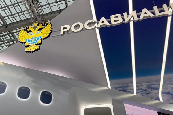 Росавиация ожидает до 2030 года выбытия более 300 самолетов и 200 вертолетов Росавиация ожидает до 2030 года по пессимистичному прогнозу выбытия более 300 самолетов и 200 вертолетов заявил глава ведомства Дмитрий Ядров на заседании комитета по экономической политике Совета Федерации Об этом сообщает Интерфакс По пессимистичному прогнозу до 2030 года мы совместно с авиакомпаниями насчитываем выбытие порядка 339 самолетов это 230 отечественных в том числе которым 40 50 60 лет и 109 иностранных Помимо этого планируем выбытие 200 вертолетов 190 отечественных и 10 иностранных сказал Ядров Сейчас по его словам парк 76 авиакомпаний выполняющих 99 полетов составляет 1135 воздушных судов при этом фактически эксплуатируются 1088 машин aviaru net n288526