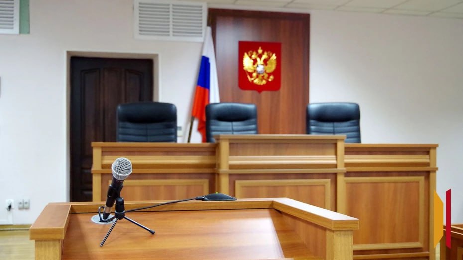 Воронежского автодилера приговорили к 4 годам колонии за неуплату налогов на 188 млн рублей Гендиректора и совладельца автосалона Мотор Ленд Евгения Катюшкина признали виновным по п а и б ч 2 ст 199 УК РФ уклонение от уплаты налогов совершенное группой лиц по предварительному сговору в особо крупном размере и назначили ему наказание в виде 4 лет лишения свободы в колонии поселении Осужденный вместе со своим братом Григорием сговорились с другими организациями об оказании различных услуг которые в реальности не выполнялись Однако это не помешало братьям получить с них вычет по НДС Мужчины не признали свою вину а до суда Григорий Катюшкин не дожил Суд по ходатайству следствия наложил арест на имущество обвиняемых на сумму ущерба