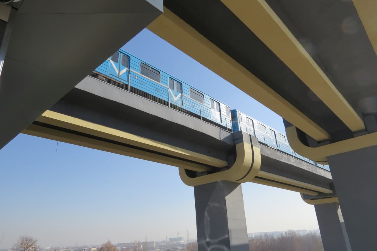 Наземная кольцевая линия метро возобновит работу 1 ноября В настоящее время поезда движутся в тестовом режиме без пассажиров Если испытания завершатся успешно движение по линии для пассажиров возобновится примерно 1 ноября заявили в администрации метрополитена Подробнее   anhor uz news 1st of november anhoruz Новости события мнения Мобильное приложение IOS Android
